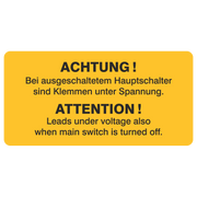 Bei ausgeschaltetem Hauptschalter sind Klemmen unter Spannung